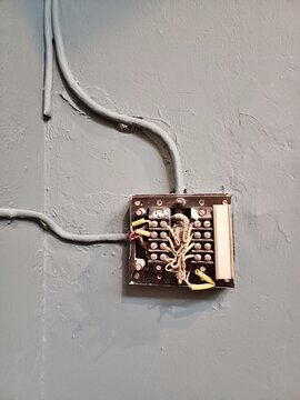 Alte Kabel und Schrauben im offenen Lichtschalter