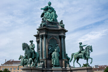 Obraz premium Kunsthistorisches Museum with beautiful statues