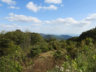 Obraz premium The beautiful scenery, scenic view, Thorofare Mountain Overlook. Shenendoah National Park, Blue Ridge, Appalachian mountains, Virginia.