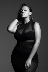 Naklejka premium editorial style pose with clear body shape under mesh, monochrome