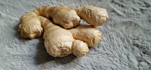 Whole raw ginger root with its natural earthy texture and golden-brown skin, ideal for culinary, herbal, and health-related concepts.