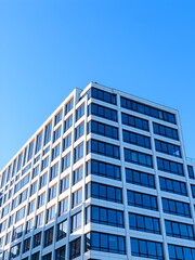 Obraz premium Modern office building against blue sky.