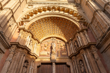 Obraz premium a sculpture of the virgin mary at the front of the cathedral of santa maria of palma at mallorca in spain