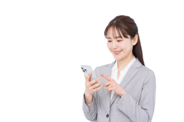 スマホを見るビジネスウーマン