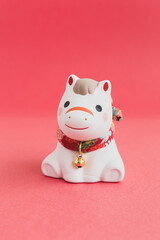 2026年午年のかわいい年賀状素材　馬の干支　日本　赤背景