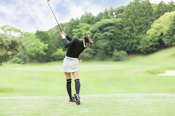  ゴルフを楽しむ女性　ティーグランド