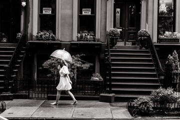 Obraz premium Charming Rainy Stroll Capturing Urban Life and Moments, Enjoying the Experience