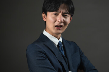 スーツ姿の若い男性　ビジネスイメージ