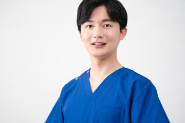 医療用スクラブを着ている若い男性