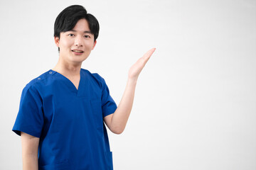 医療用スクラブを着ている若い男性