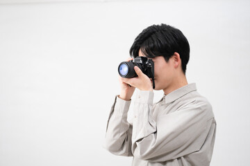 フィルムカメラを持っている若い男性