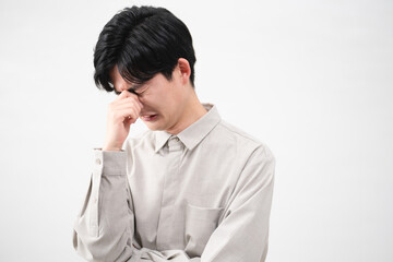 長袖シャツを着ている若い男性　ライフスタイルイメージ