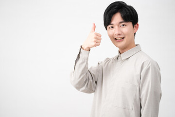 長袖シャツを着ている若い男性　ライフスタイルイメージ