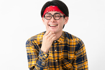 チェック柄の服を着た若い男性