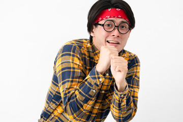 チェック柄の服を着た若い男性