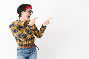 チェック柄の服を着た若い男性