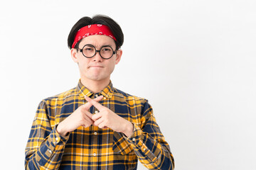 チェック柄の服を着た若い男性