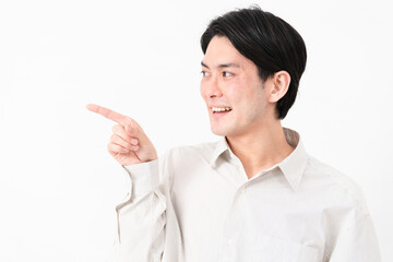 長袖白シャツを着ている若い男性