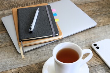 閉じたノートパソコン　休憩時間　休み時間　ビジネスシーン