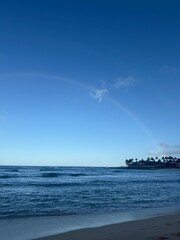 Naklejka premium rainbow over the sea and sky