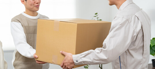 荷物を受け取る業者