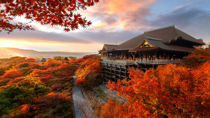 Naklejka premium Scenic view of Kiyomizu-dera temple with beautiful foliage in autumn in Kyoto, Japan