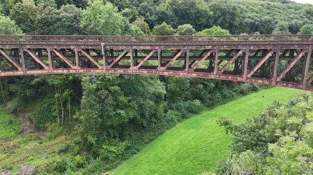 le viaduc Eiffel &agrave; Serrouville en Meurthe-et-Moselle. Cet ancien pont ferroviaire date du d&eacute;but du XX&egrave;me si&egrave;cle. 