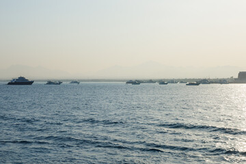 Obraz premium Boats on calm sea during hazy day