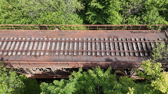 le viaduc Eiffel &agrave; Serrouville en Meurthe-et-Moselle. Cet ancien pont ferroviaire date du d&eacute;but du XX&egrave;me si&egrave;cle. 