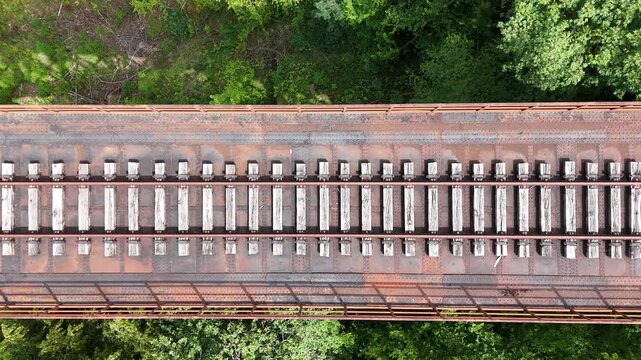 le viaduc Eiffel &agrave; Serrouville en Meurthe-et-Moselle. Cet ancien pont ferroviaire date du d&eacute;but du XX&egrave;me si&egrave;cle. 