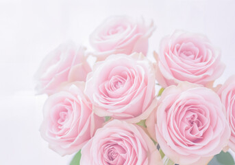 薄ピンク色のバラの花束