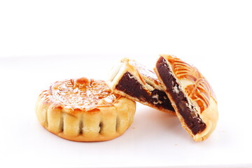 月餅 - 中国の伝統菓子で、月に見立てて丸く、餡が詰まった、中秋節に食べる月餅
