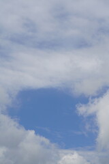 Hoch liegende Wolken, Zirren bei blauem Himmel