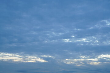 Bedeckter Himmel am Abend mit etwas Sonne, die hindurch scheinen kann