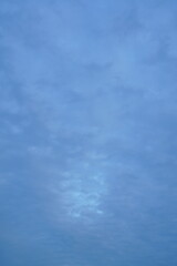 Bedeckter Himmel am Abend mit etwas Sonne, die hindurch scheinen kann