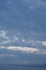 Bedeckter Himmel am Abend mit etwas Sonne, die hindurch scheinen kann