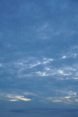 Bedeckter Himmel am Abend mit etwas Sonne und Licht das hindurch scheinen kann