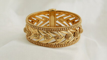 Naklejka premium Elegant Golden Bracelet with Ornate Traditional Design