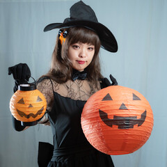 【ハロウィン】魔女コスの女性