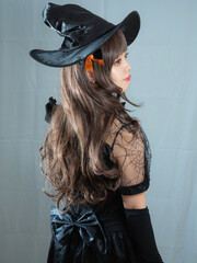 【ハロウィン】魔女コスの女性