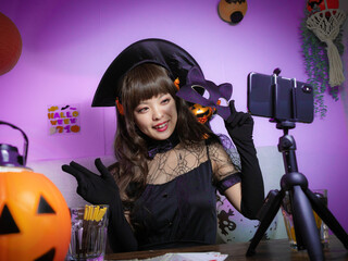 【ハロウィン】魔女コスの女性