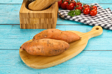 Ripe raw batat unpeeled roots