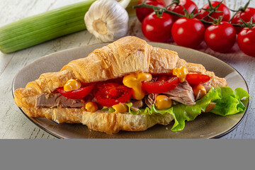 Croissant with tuna, tomato and salad