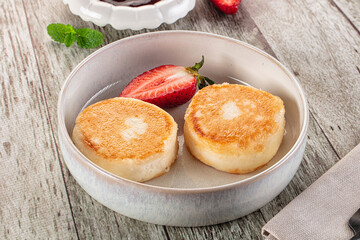 Cottage cheese pancakes - Syrniki for breakfast