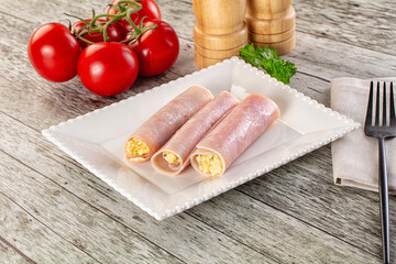 Roll with han and cheese snack