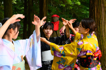 浴衣を着た女性と女学生　夏祭り