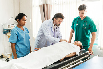 Obraz premium Medical team evaluates elderly patient in emergency room, showcasing urgent care response, hospital teamwork, and patient-centered healthcare services in a clinical setting with natural light.