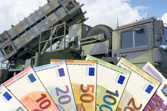 Euroscheine vor MIM-104 Patriot Flugabwehrsystem