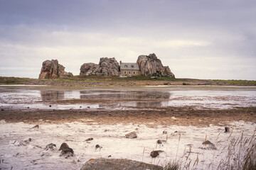 La maison entre les rochers est un élément emblématique, et insolite, du site du gouffre et de la ville de Plougrescant © JP Dullin