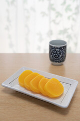 日本の伝統的な漬物たくあんと日本茶